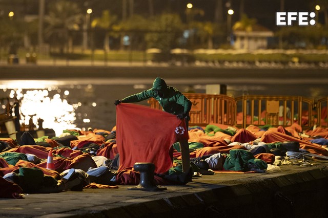 EFE_Canarias's tweet photo. Unos 200 migrantes durmieron en el suelo en el muelle de Los Cristianos tras agotarse las plazas de #Tenerife con los traslados desde #ElHierro, en una jornada sin precedentes desde 2020, con más de un millar de llegadas a tres islas.
📸 EFE/Miguel Barreto
https://t.co/17UdRP6eWH https://t.co/TIZapRwpyC