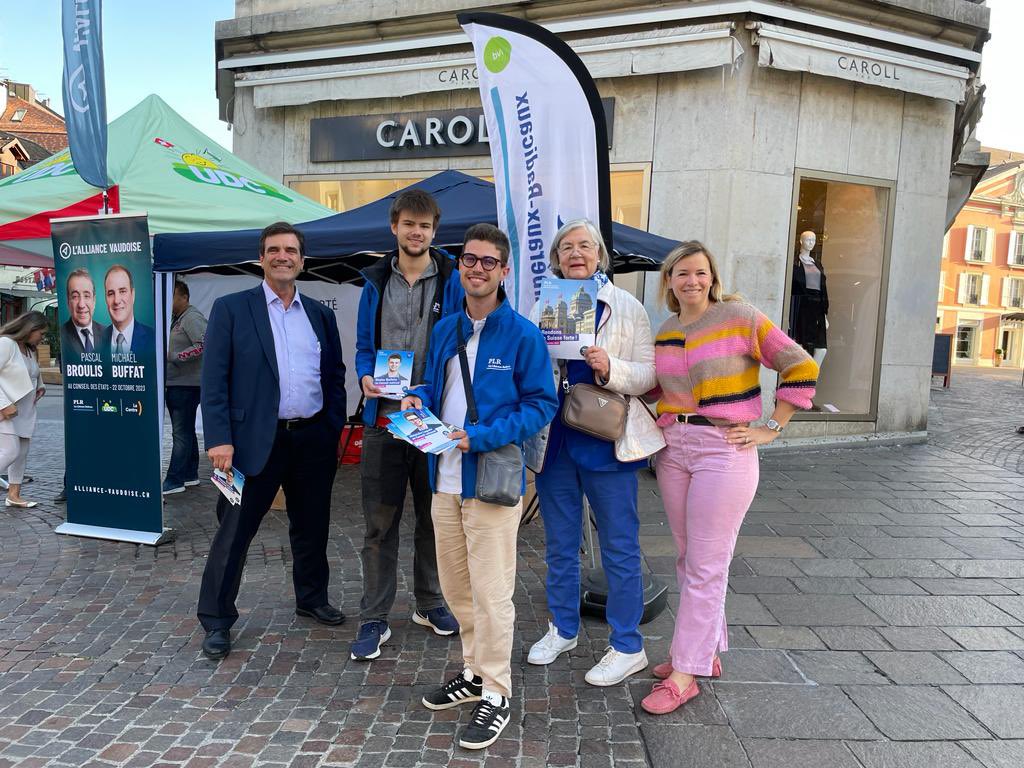 plrlacote's tweet photo. Au stand ce matin à Nyon! Retrouvez-nous demain à Rolle pour le marché dominical! 💙

#EF23 #PLR #vaud #broulisbuffat #vaguebleue #campagne @PLR_VD https://t.co/8g2FHBEBA6