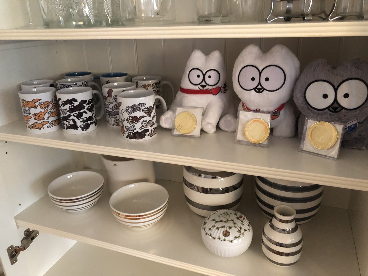 ⁦<a href="/SimonsCat/">Simon's Cat 🐾</a>⁩ Happy Caturday. Made a whole shelf in my display cabinet in the living room dedicated to limited edition merchandise