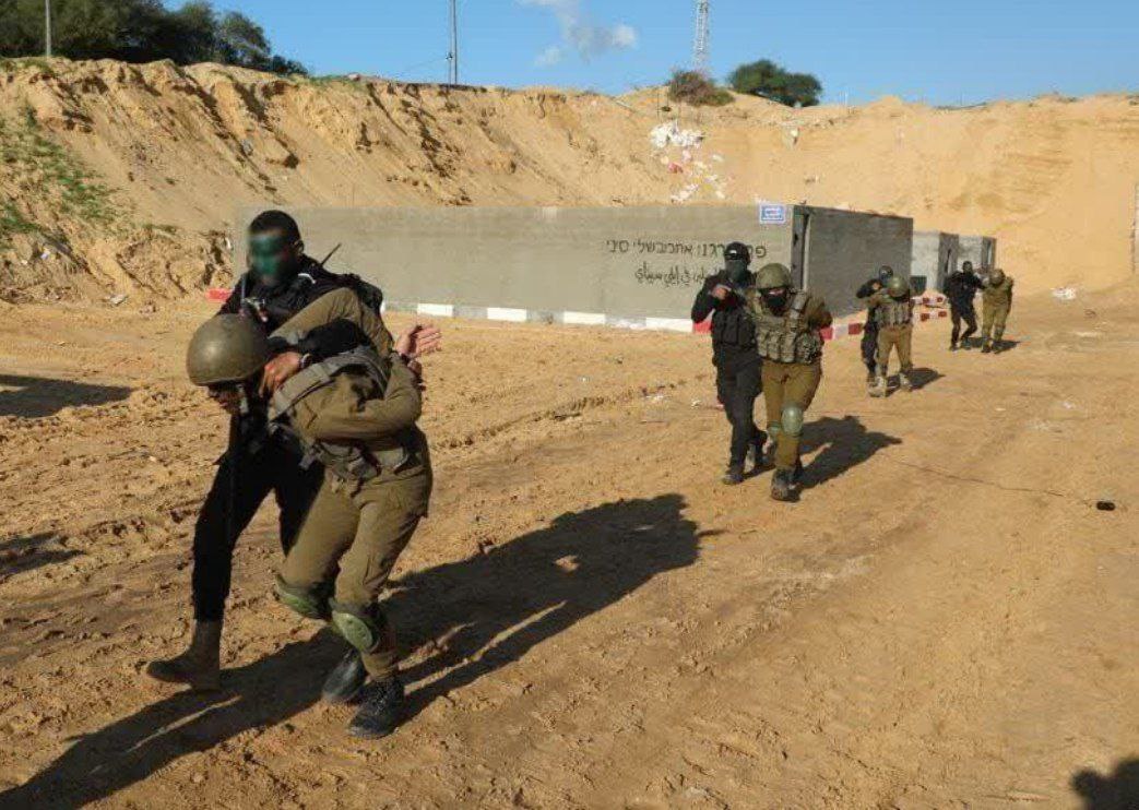 Bu tarihi bir fotoğraf.
Filistinli askerler İsrail askerlerini esir alıp Gazze'ye götürüyorlar.
#طوفان_الأقصى
#AksaTufanı