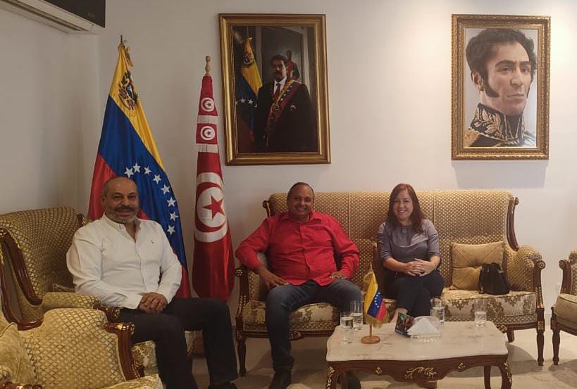 EmbaVETunez's tweet photo. Recibimos, en compañía de @mariemml391 , Embajadora de Cuba en Túnez, al compañero Foued Saadaoui, con quien conversamos sobre la participación de #Venezuela y #Cuba en el Festival de Arte comprometido, a realizarse en #ElKef, del 15 al 17 dic. 2023.
@CancilleriaVE @minculturave https://t.co/4mvnh7up0K