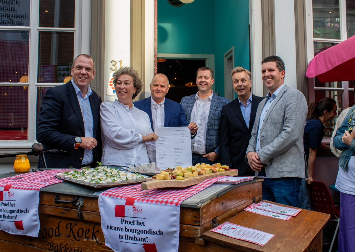 lenvbrabant's tweet photo. Op vrijdag 6 oktober heeft @MarcOudenhoven, gedeputeerde Agrarische Ontwikkeling, de Dutch Food Week in Brabant geopend. Dit deed hij door een borrelhapje aan te bieden aan het Brabants publiek in de uitgaansbuurt Uilenburg 🧀
Lees alles over de #DutchFoodWeek op onze website! https://t.co/bpFSuMfVVe
