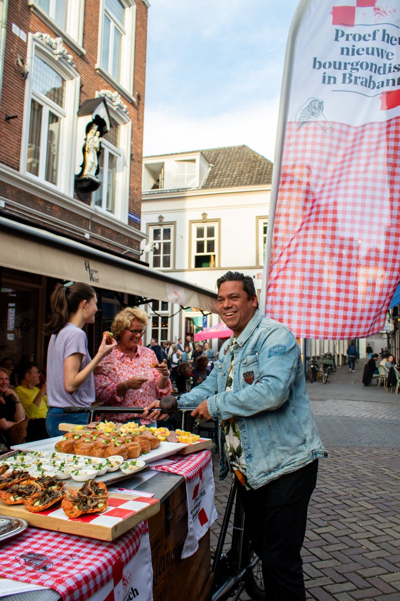 lenvbrabant's tweet photo. Op vrijdag 6 oktober heeft @MarcOudenhoven, gedeputeerde Agrarische Ontwikkeling, de Dutch Food Week in Brabant geopend. Dit deed hij door een borrelhapje aan te bieden aan het Brabants publiek in de uitgaansbuurt Uilenburg 🧀
Lees alles over de #DutchFoodWeek op onze website! https://t.co/bpFSuMfVVe