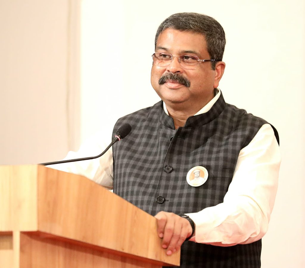 dpradhanbjp's tweet photo. सावित्रीबाई फुले पुणे विद्यापीठ मन को प्रभावित करने वाला विश्वविद्यालय है। भारतीय सभ्यता को दिशा दर्शन दिखाने में पुणे की अग्रणी भूमिका रही है जिसका epicentre सावित्रीबाई फुले पुणे विद्यापीठ रहा है।

समाज में कीर्ति स्थापित करने वाले पुणे विद्यापीठ के महानुभावों के सम्मान समारोह में शामिल होना मेरे लिए अत्यंत हर्ष और सौभाग्य का विषय है। Industry, academia, policy maker को एक साथ लाकर भारत को 21वीं शताब्दी की ज्ञान आधारित महाशक्ति के रूप में स्थापित करने की ओर ऐसे प्रयास के लिए सावित्रीबाई फ़ुले पुणे विद्यापीठ का अभिनंदन करता हूँ। आज India-led models से emerging economies को बहुत अपेक्षा है। पुणे में इन अपेक्षाओं को पूरा करने का सामर्थ्य है। मेरा विश्वास है कि पुणे और सावित्रीबाई फ़ुले विद्यापीठ ऐसे ही हमारा दिशा-दर्शन करते रहेंगे।