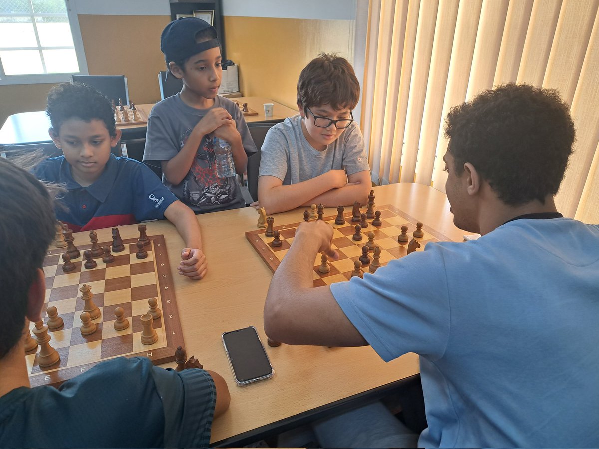 لقطات من الدورات التدريبة بالأكاديمية العالمية العمانية للشطرنج .. كما إن الرياضة البدنية نبضا للحياة بصحة جيده 
فإن الشطرنج نبضا للعقل ومحركا  لخلاياه  من  الخمول   .. وبإختصار الشطرنج إستثمار  طويل الأمد يفتح افق العقل لتقديم حلول مشكلات الحياة.