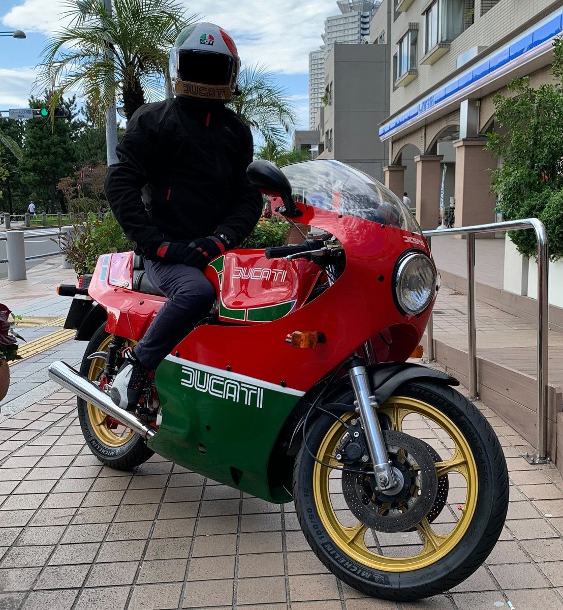 DAINESEODAIBA's tweet image. Brilliant #DaineseCrew &amp;amp; #AGVRider !!!

大変貴重なDucati 900 MHRにDainese×AGVのパーフェクトコーディネート。

イタリアンカラーの車体に合わせたREDのウェアがExcellent!!

そしてジャケットの内側にはSmart Jacketを装備し、安全性も高めております。

ご来店頂きありがとうございました！