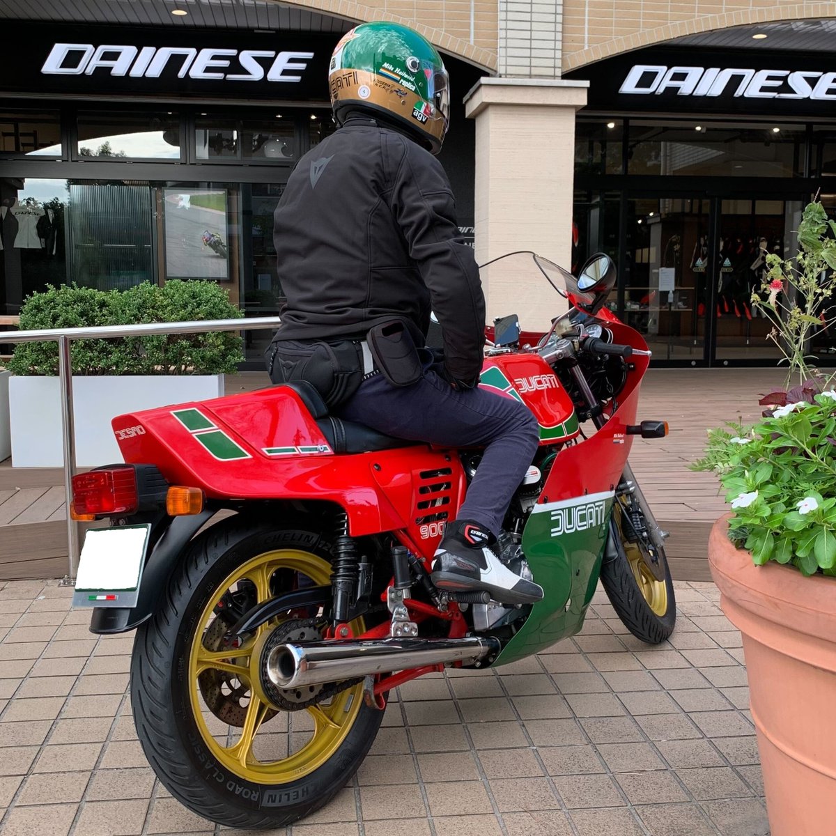 DAINESEODAIBA's tweet image. Brilliant #DaineseCrew &amp;amp; #AGVRider !!!

大変貴重なDucati 900 MHRにDainese×AGVのパーフェクトコーディネート。

イタリアンカラーの車体に合わせたREDのウェアがExcellent!!

そしてジャケットの内側にはSmart Jacketを装備し、安全性も高めております。

ご来店頂きありがとうございました！