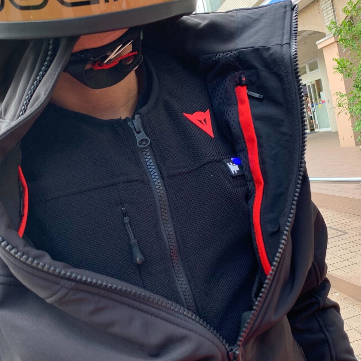 DAINESEODAIBA's tweet image. Brilliant #DaineseCrew &amp;amp; #AGVRider !!!

大変貴重なDucati 900 MHRにDainese×AGVのパーフェクトコーディネート。

イタリアンカラーの車体に合わせたREDのウェアがExcellent!!

そしてジャケットの内側にはSmart Jacketを装備し、安全性も高めております。

ご来店頂きありがとうございました！