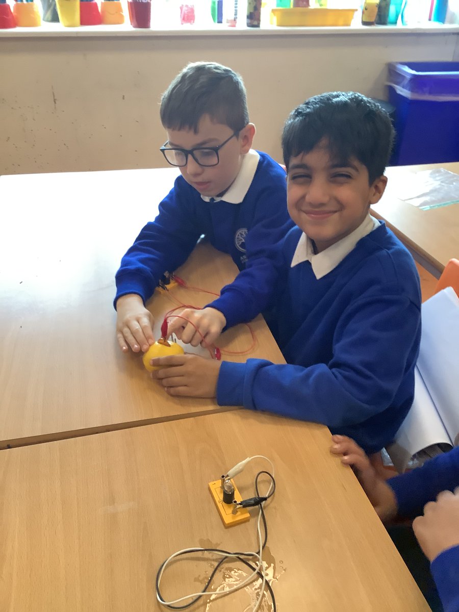 Ashwoodspencer4's tweet photo. In science this week we have been learning about mains and battery powered electrical items. We looked at how a battery works and used a lemon battery to help our understanding of what happens inside one. #dreamers #scientists @satrust_ #asascience https://t.co/QYCKi2HJEp