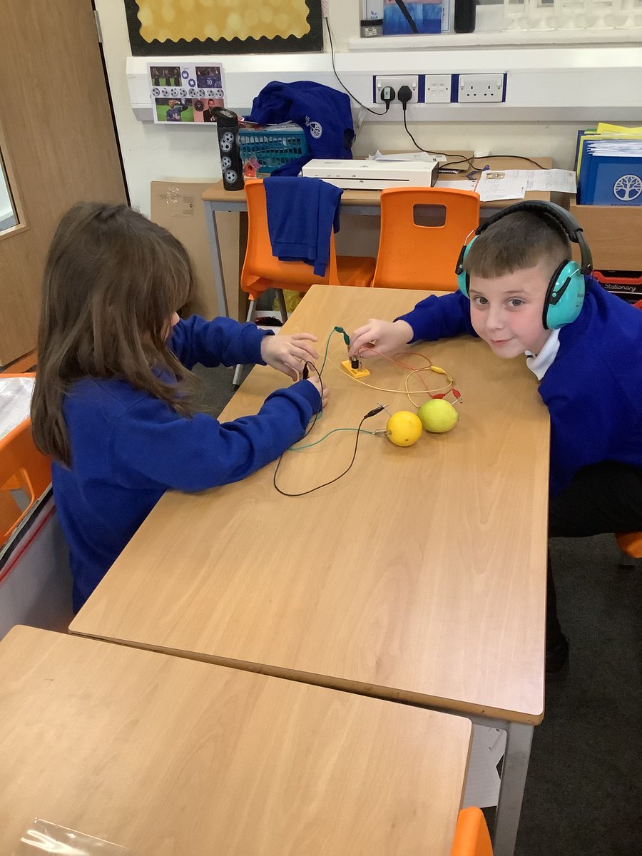 Ashwoodspencer4's tweet photo. In science this week we have been learning about mains and battery powered electrical items. We looked at how a battery works and used a lemon battery to help our understanding of what happens inside one. #dreamers #scientists @satrust_ #asascience https://t.co/QYCKi2HJEp