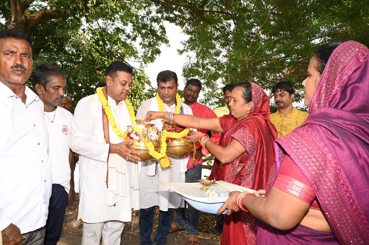 sambitswaraj's tweet photo. ‘मेरी माटी, मेरा देश’ अभियान के तहत आज पुरी संसदीय क्षेत्र के अंतर्गत सत्यवादी विधानसभा क्षेत्र के बड़ापुट पंचायत के गड़ामाटीआपड़ा गांव में घर-घर जाकर अमृत कलश में मिट्टी संग्रहित किया। 

#MeriMaatiMeraDesh https://t.co/4KUnEzd0wJ