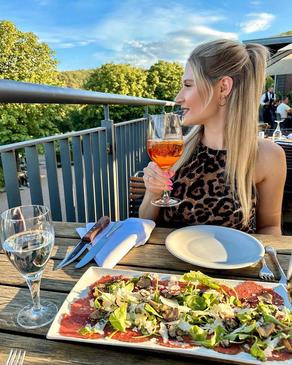 You have to pick out the little joys until the big luck comes. And if it doesn't come, at least you've had the little joys. ✨🧡
.
.
.
#aperoltime #aperolspritztime #fashionstyle #frankfurtammain #summervibes #blonde #ootdfashion #ootdgermany #summertime #ffmblogger