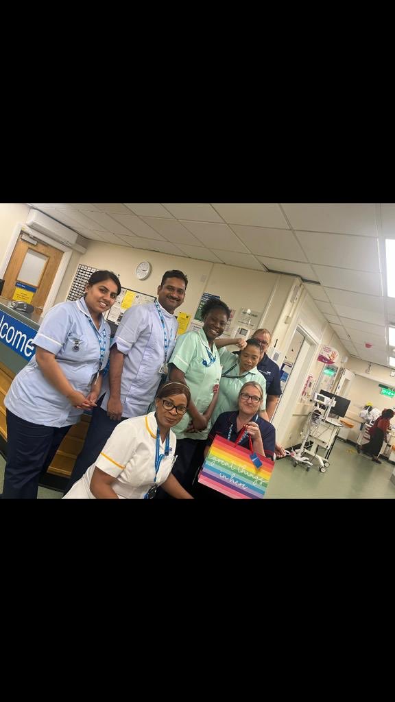 ⁦<a href="/STUNMGH1/">STU@NMGH</a>⁩ enjoying #feelgoodfriday with #teamsurgery 💛 sweet treats all round