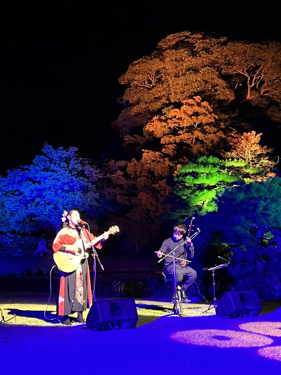 Shingo_Horiuchi's tweet photo. 真田邸庭園ライトアップ幻奏が開催。
本日はスペシャル演奏を高山賢人さん��葺木啓夏さんに行って頂きました。幻想的な演奏と歌声を聴かせて頂きました。
本日から9日まで18時30分〜21時まで行われております。是非ライトアップをご覧いただきたいと思います。 https://t.co/9XNGHEor71