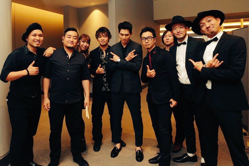 falcomb_daisuke's tweet photo. インスタの方に想い出写真投稿したのだけど、ジョンヒョンファンの皆様の愛が温かくて泣けます😭😭😭

ジョンヒョン、みんなでずっと待ってるぞー！！

#CNBLUE #LeeJonghyun 
#ジョンヒョン #待ってるよ 
#リハ前に全員ケータイいじってる写真も懐かしいw 

https://t.co/NIiCjKjCAC https://t.co/ifdEvkiHB8