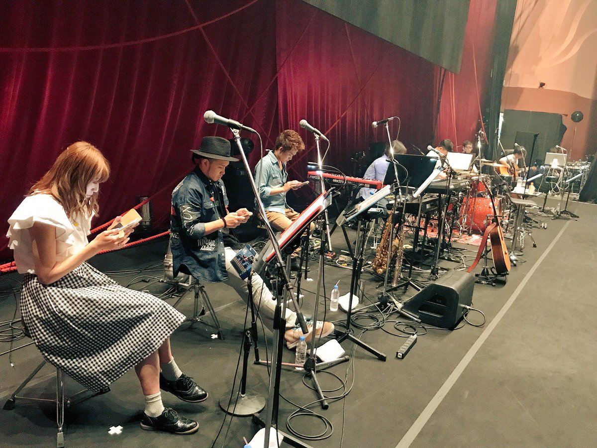 falcomb_daisuke's tweet photo. インスタの方に想い出写真投稿したのだけど、ジョンヒョンファンの皆様の愛が温かくて泣けます😭😭😭

ジョンヒョン、みんなでずっと待ってるぞー！！

#CNBLUE #LeeJonghyun 
#ジョンヒョン #待ってるよ 
#リハ前に全員ケータイいじってる写真も懐かしいw 

https://t.co/NIiCjKjCAC https://t.co/ifdEvkiHB8