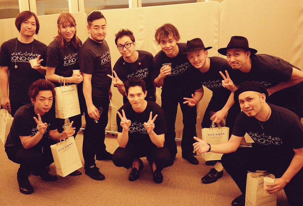falcomb_daisuke's tweet photo. インスタの方に想い出写真投稿したのだけど、ジョンヒョンファンの皆様の愛が温かくて泣けます😭😭😭

ジョンヒョン、みんなでずっと待ってるぞー！！

#CNBLUE #LeeJonghyun 
#ジョンヒョン #待ってるよ 
#リハ前に全員ケータイいじってる写真も懐かしいw 

https://t.co/NIiCjKjCAC https://t.co/ifdEvkiHB8