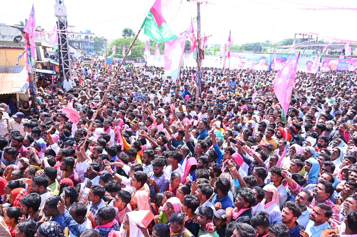balkasumantrs's tweet photo. మంత్రి హరీష్ రావు గారి పర్యటన సందర్భంగా చెన్నూరు పట్టణంలో ఏర్పాటు చేసిన రోడ్ షోలో పోటెత్తిన జనం. https://t.co/XQe8I08mhP