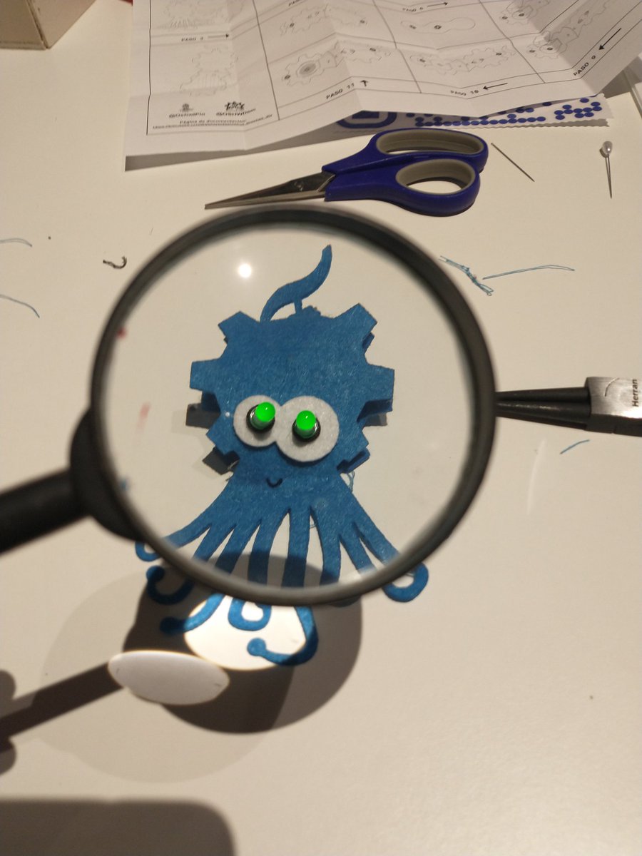 jotape's tweet image. Cosiendo circuitos en la #OSHWDem2023