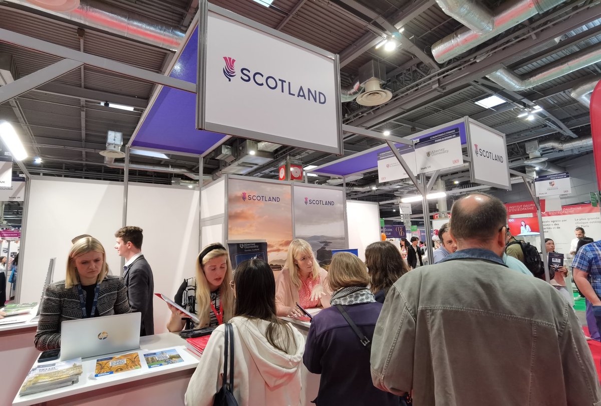 Notre Vice-première ministre <a href="/ShonaRobison/">Shona Robison SNP</a> a rencontré les 9 universités écossaises présentes au <a href="/letudiantsalon/">L'Etudiant Salons</a> aujourd'hui à Paris.

Une occasion d'échanger sur la coopération franco-écossaise dans les domaines universitaires, culturelles et artistiques avec <a href="/AnneDunc/">Anne Duncan</a> 🇫🇷🏴󠁧󠁢󠁳󠁣󠁴󠁿