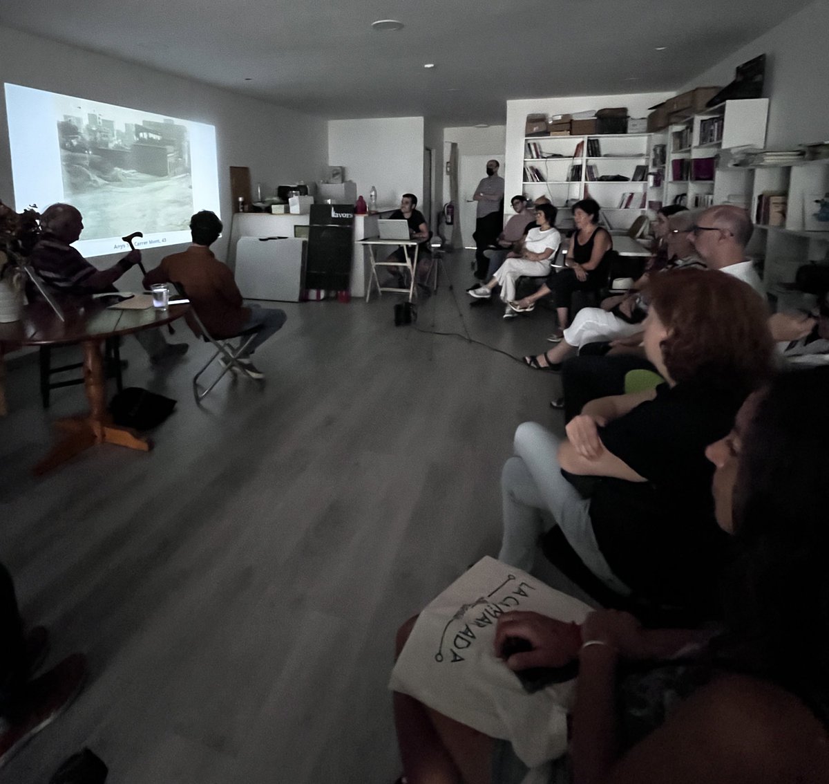 🙏 Interessantísima xerrada "Tot això abans era camp" <a href="/llambordeslh/">La memòria de les llambordes</a> a <a href="/EspaiLlavors/">Llibreria Llavors</a> 

✊ Qué imprescindible recuperar la memòria dels nostres barris