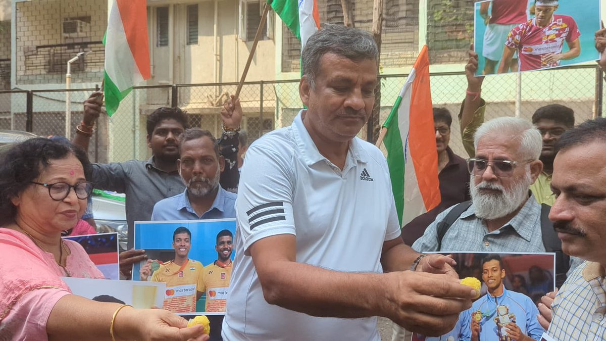 Today we celebrated the Victory below the house (Residence) of Badminton Mens Doubles winner of Asian Games 2023 #ChiragShetty at Evershine Nagar, Malad West. 
His Father Shekhar Shetty was present along with Former Local Municipal Councillor Smt @JayaSSTiwana Ji and other local