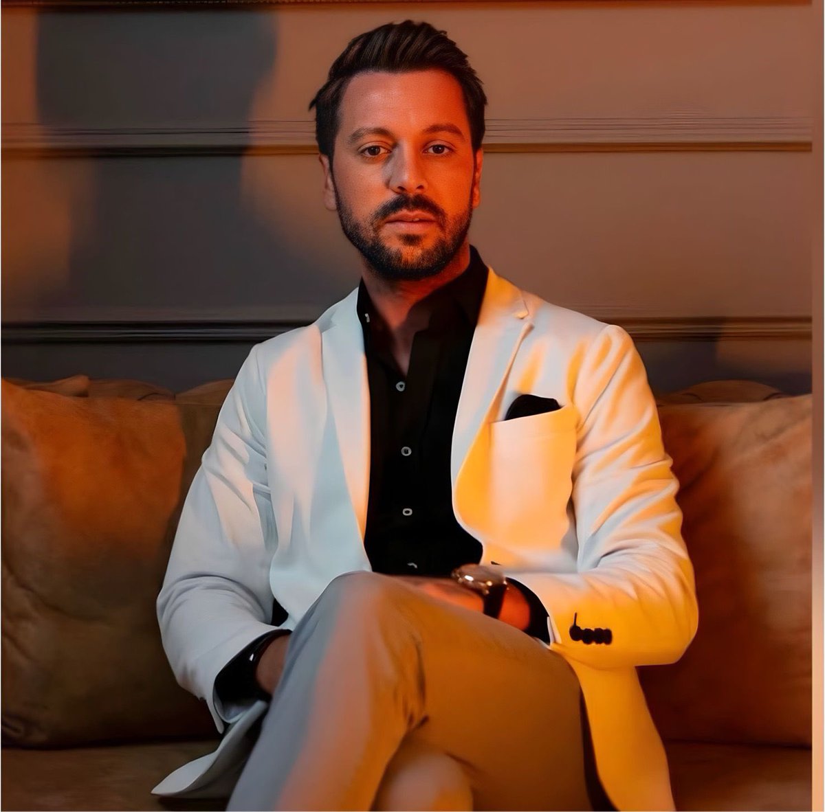 Remini diye bir uygulama ile fotoğraf bu hale gelmiş..

Bu gidişle hiçbir gerçek, dijitalinden daha güzel olmayacak..

İnsan da..

İlişkiler de..

Ve insan hiçbir gerçekle yüzleşmek istemeyecek..

Çünkü hiçbir gerçek sahtesinden daha mutlu etmeyecek..

Korkunç..