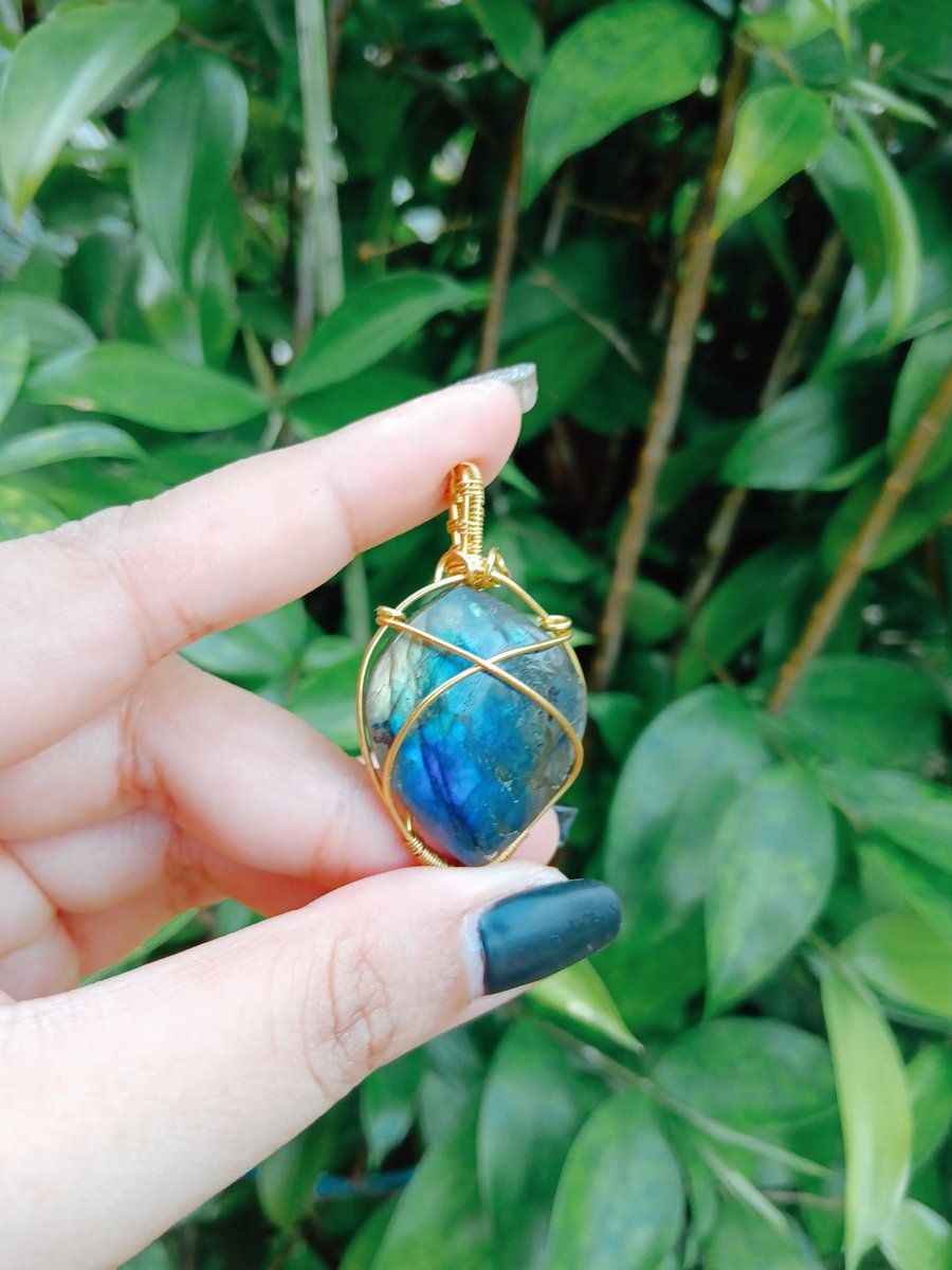 dazedxwanderer's tweet photo. New wire-wrapped pendants! Look at that flash on the labra π₯Ή Available on Moonshine Crystals!! β‘ link below β¨οΈ
#wirewrappedcrystals #crystaljewelry #crystalsph https://t.co/NWzCCoN0LO