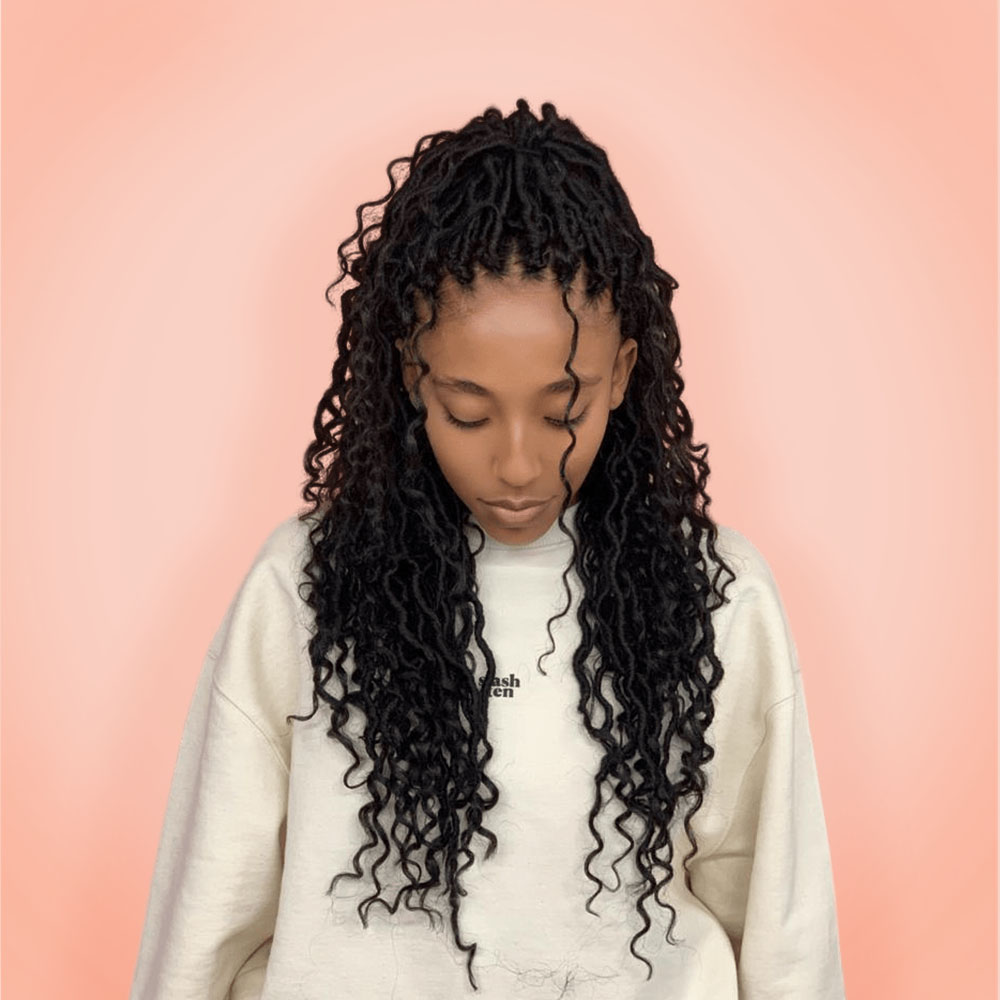 Crochet hår är en enkel och lättskött hårförlängning med flätor och syntetiskt hår. Med crochet hår är möjligheterna stora, du kan välja olika stilar, längder och färger!😍  fairwithhair.se/syntetiskt-los…