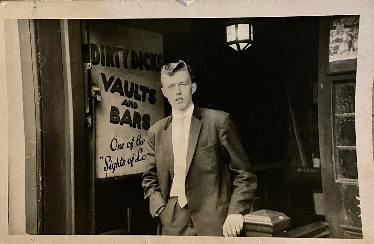 Big Thanks to Tracy and her mom for sharing this amazing picture of her father Frank Carlin from 1964. Let us know if you have any pics from back in day
@youngspubs 
#picoftheday #history #oldpub #oldphoto #londonpubs #backintheday #1964 #dirtydickspub