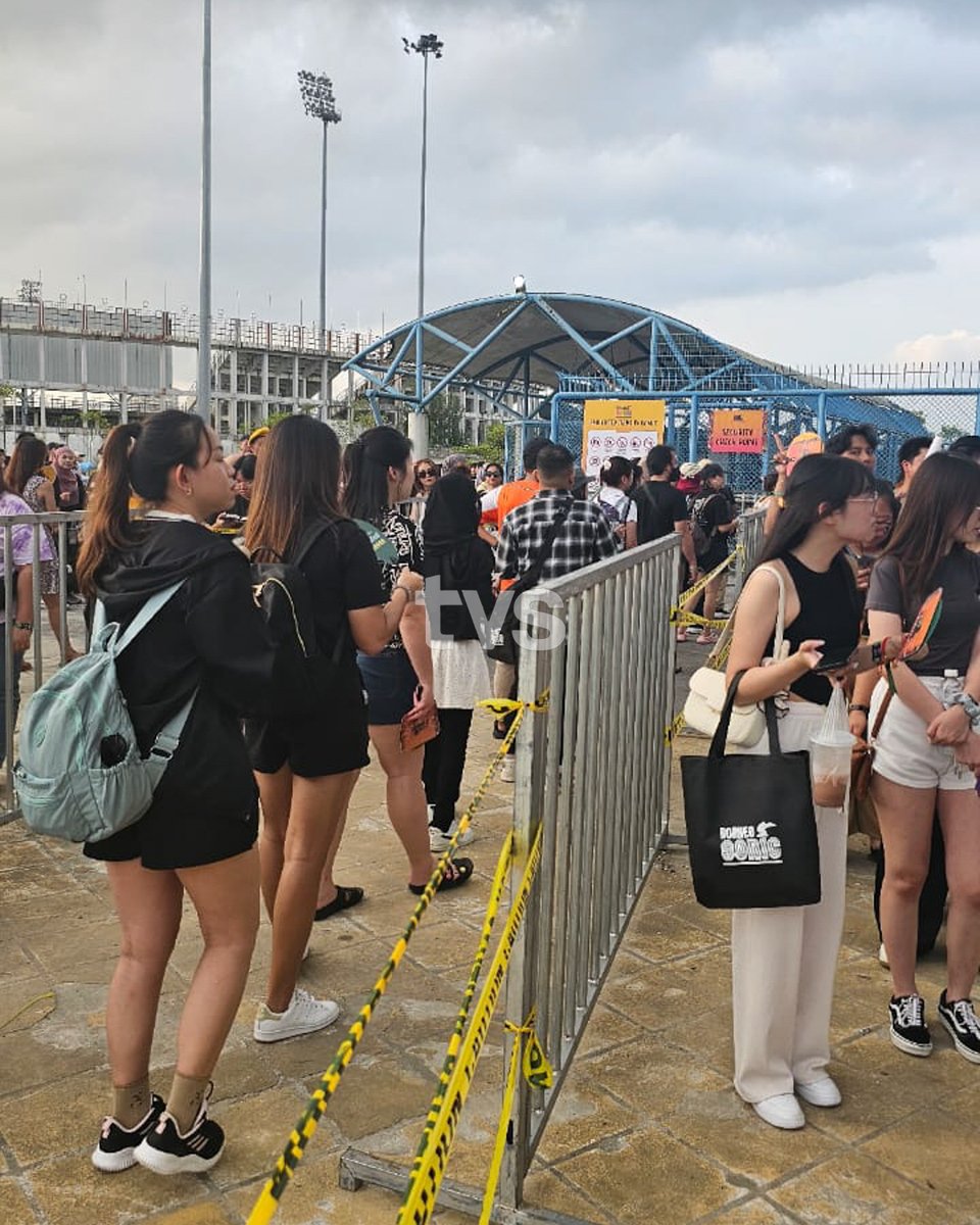 tvsarawak's tweet photo. Who's ready for Day 2?! Feel the positive energy as the crowd swells at the Borneo Sonic Music Festival! 🎵🤩 

📸 Asy Hazukki (TVS)

#BSMF #BSMF23 #BorneoSonicMusicFestival #TVS122 #TVSEntertainment https://t.co/5K6H3aMItL