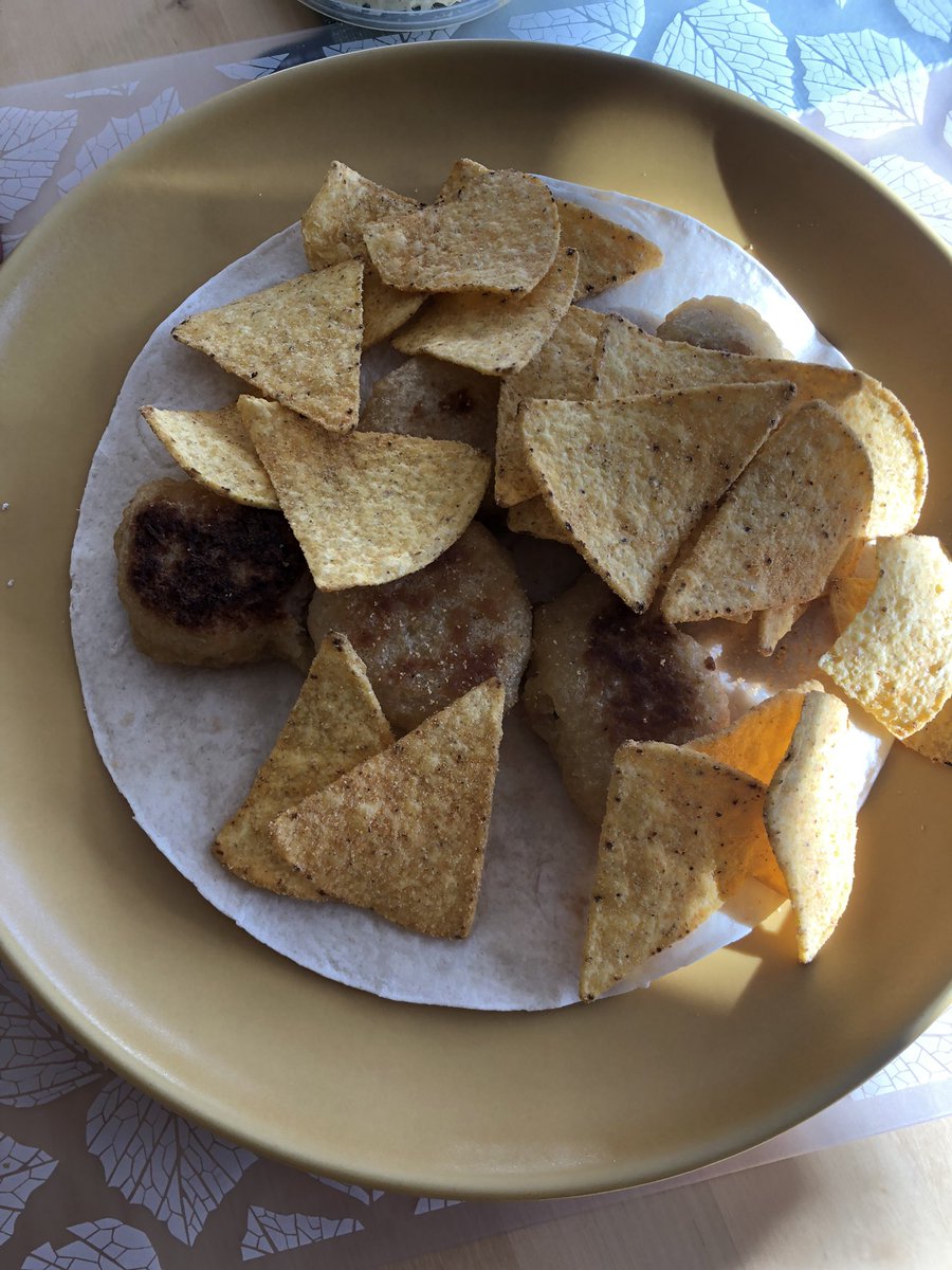 bigmanoscar69's tweet photo. Nuggets, tortillabröd o nacho chips. https://t.co/kZ1OB2LxDb
