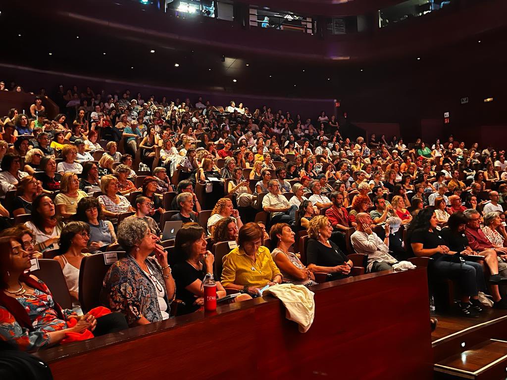 lacolectiva_can's tweet photo. Llenazo absoluto del salón del @museoreinasofia con #AlianzasFeministas https://t.co/2X1BgeJHiR