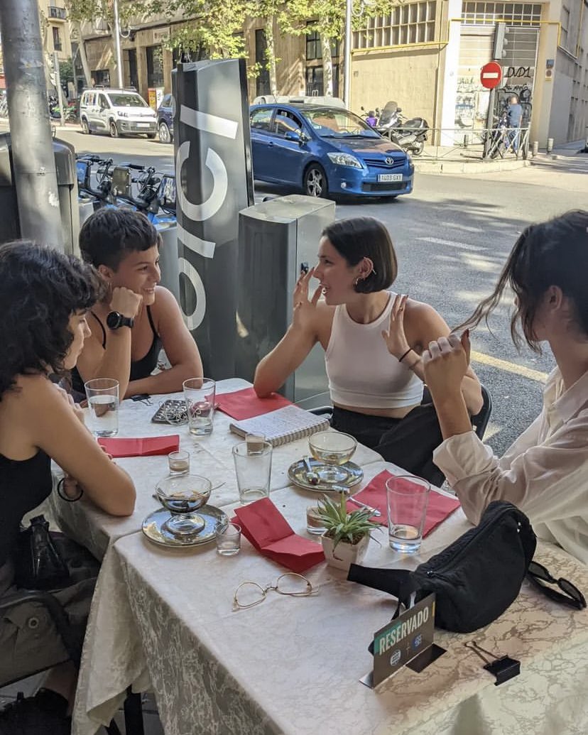 _leonera_'s tweet photo. ayer me planté en una comida con mis amigas con una libreta donde llevaba apuntado todo lo q cierta persona me había dicho en una conversación para poder reproducírselo a ellas perfectamente y q así pudieran crear lo mejor posible su opinión,,, mis amigas,,, sin ellas no soy nada https://t.co/qHel5WRCKK