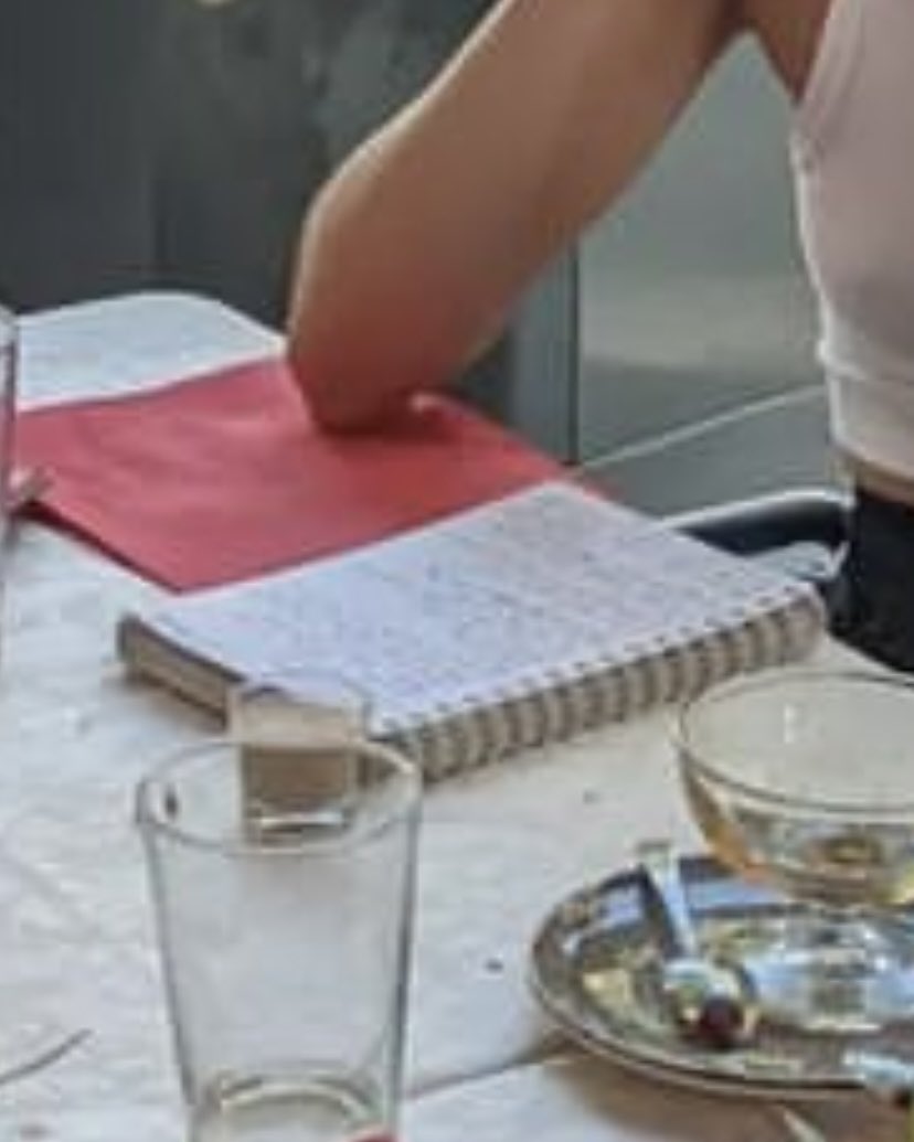 _leonera_'s tweet photo. ayer me planté en una comida con mis amigas con una libreta donde llevaba apuntado todo lo q cierta persona me había dicho en una conversación para poder reproducírselo a ellas perfectamente y q así pudieran crear lo mejor posible su opinión,,, mis amigas,,, sin ellas no soy nada https://t.co/qHel5WRCKK