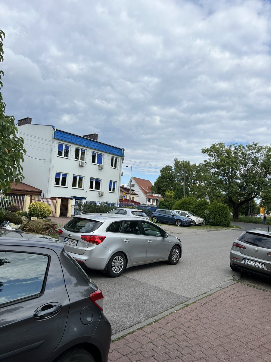 MGrosfi's tweet photo. Piraci drogowi na warszawskich Włochach. Brak reakcji burmistrza ! Witam, od ponad roku próbuje doprosić się u burmistrza i zastępcy burmistrza dzielnicy Włochy o zamontowanie progów zwalniających na ulicy Globusowej w Warszawie. Niestety wielokrotnie dostawałem odpowiedz negatywną - w skrócie nie ma na to budżetu. Sytuacja jest na tyle poważna, ze ulica Globusowa jest dosyć spokojną uliczką biegnąca wzdłuż stawów Koziorożca, na rogu z ulica Nike jest szkoda podstawowa !!! Nie wspominając o pieszych ze swoimi czworonogami lub dziećmi, których jest tu ogrom ze względu właśnie na stawy. Dodam, ze na wszytkich innych ulicach wokół stawów bądź pobliskiego parku, progi zwalniające są. Przy ulicy Globusowej, o którą próbuje walczyć kierowcy nieraz urządzali sobie wyścigi , prędkości naprawdę czasami są zawrotne, prawie nikt nie jeździ przepisowych 30km/h , dodatkowo przez remont wiaduktu przy PKP Włochy ruch jest jeszcze większy - nie trudno o tragedie - sam niejednokrotnie byłem prawie potrącony (mieszkam przy tej ulicy) oraz moja ciężarna narzeczona !! To jest skandal! Kiedy rządzący pójdą po rozum do głowy ? Jak stanie się tragedia ? Wzywam burmistrza Jarosława Karcza , z.b Monike Kryk, z.b Sebastiana Pilińskiego oraz władze dzielnicy o podjęcie tematu ! @WarszawaWlochy @warszawa @trzaskowski_ @tvnwarszawa @NaszeWlochy @Platforma_org @tvpwarszawa @pisorgpl @KONFEDERACJA_ @sjkaleta