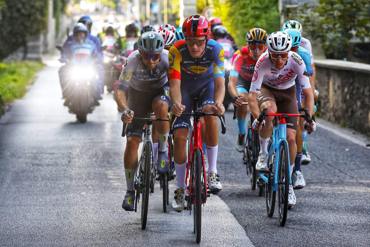 LidlTrek's tweet photo. Breakaway 💪

@A_Hellemose is in the leading group at #IlLombardia . He’s on the front with other 15 riders. They have 4’ on the peloton 

90km covered, still 147km to the finish line 🏁 https://t.co/bbi90TTche