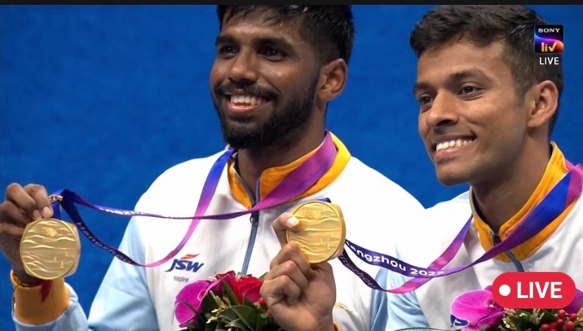 KanwariaSimran's tweet photo. Congratulations @satwiksairaj @Shettychirag04 🇮🇳🥇🏸
Historic moment 👍👏
What a glorious achievement 👏😍
1st Indian pair to win GOLD 🥇in  #Badminton Men's Doubles event at the #AsianGames ❤️
Incredible performance by this duo 🔥🙌Proud🫡🇮🇳
#TeamIndia 
#Cheer4India https://t.co/VR2usNUywO