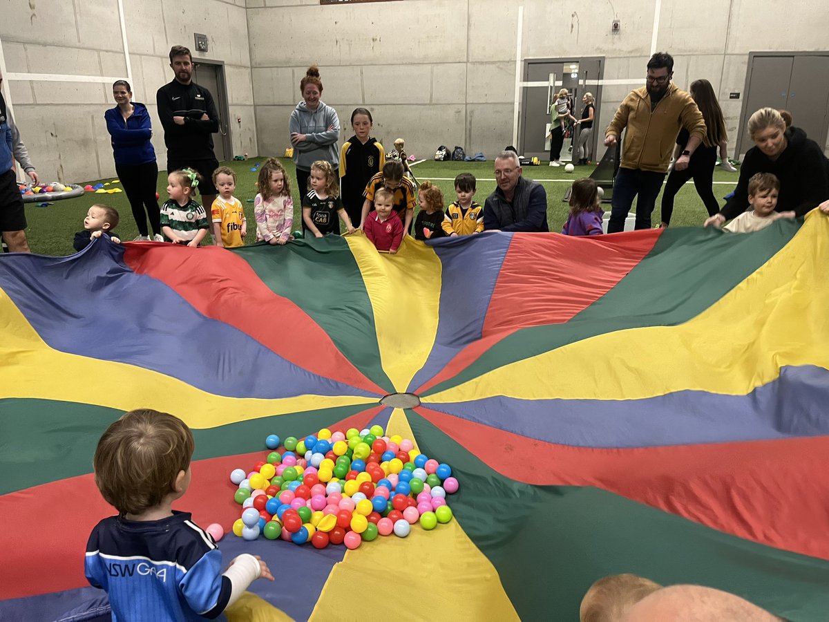 rosiekinnear's tweet photo. Wonderful skills, listening &amp; teamwork on display this morning at Babaí Basics! 💛🖤

And most importantly, lots of fun had with our new friends 😃🤗

Maith sibh and GRMA to all the fantastic kids and parents who took part! You were brilliant 🤩👏🏼 https://t.co/w6KWiDTNmV