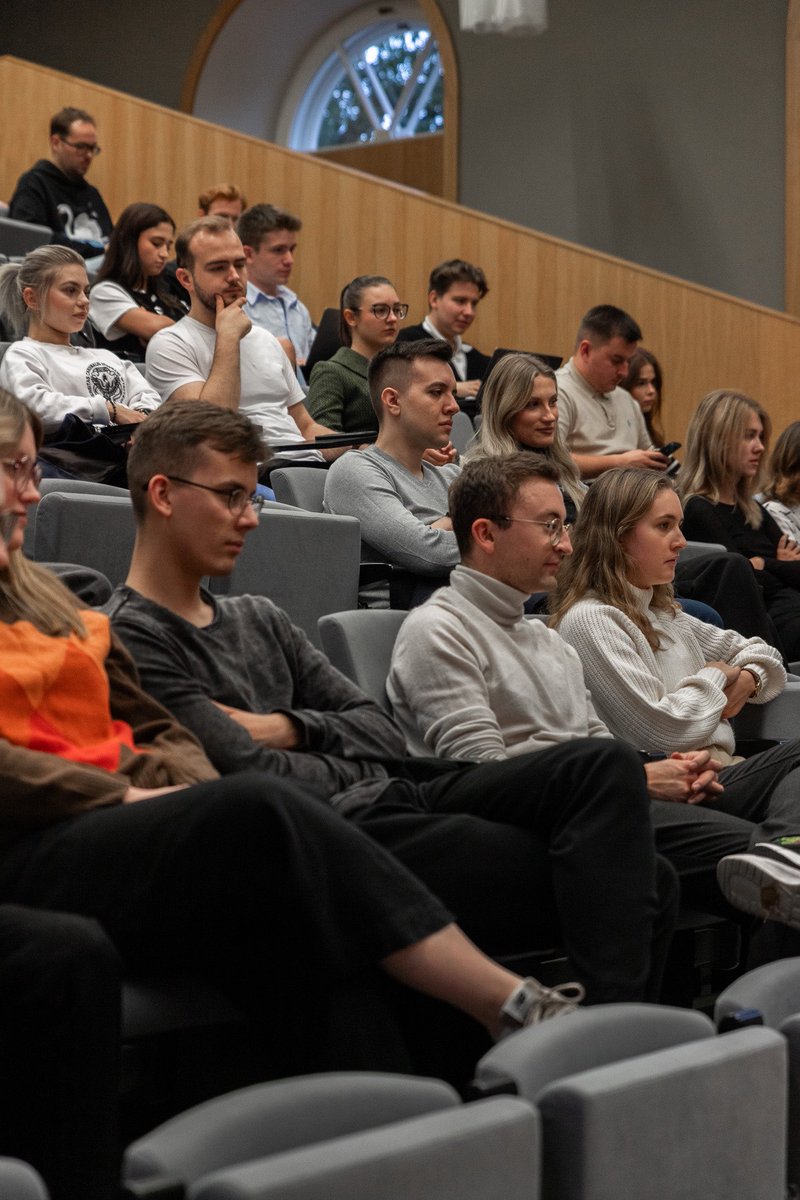 Dziękujemy wszystkim, którzy wczoraj do nas dołączyli na wydarzeniu "Wspólnie o polityce - głosuj świadomie" z udziałem Róży Rzeplińskiej i Kastora Kużelewskiego. 

Była to niezwykła okazja do rozmowy o nadchodzących wyborach. Oto kilka zdjęć z tego wyjątkowego spotkania. ✨🗳️