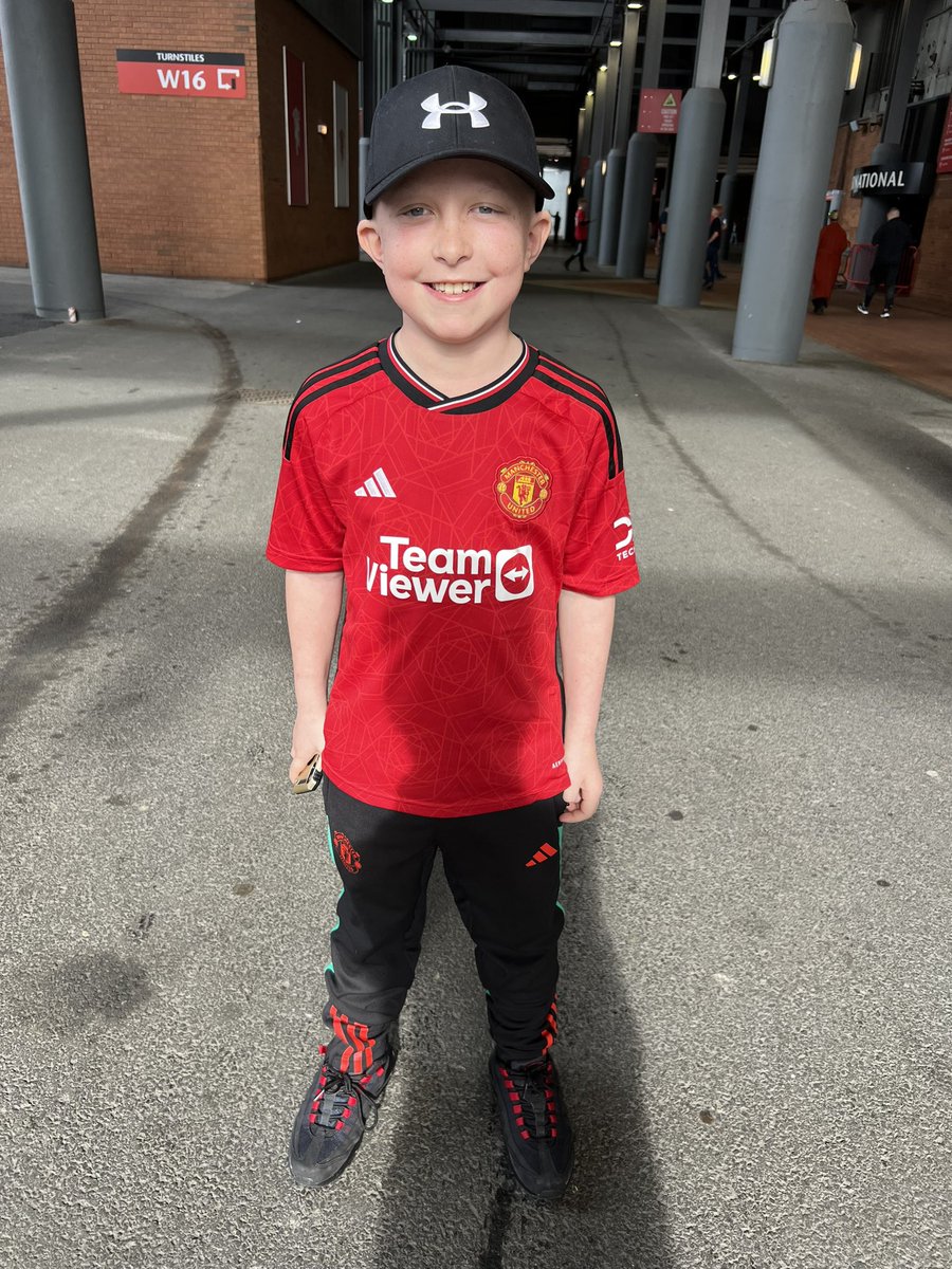 Just bumped into Cameron, 10, under the Stretford End. He finished his chemo two weeks ago. Today is a treat for him. His favourite player is Marcus Rashford. Cameron predicts 3-0 today. Rashford, Hojlund, Bruno.