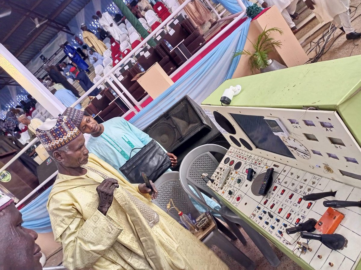 Safiyanudm's tweet photo. Meet 70-Year Old Inventor Who Never Attended Formal Education

Engr Hadi Usman, an inventor who established a radio station, Radio transmitter, Vespa engine helicopter, telephone (handset) etc in 1970s,

The inventor also recently invented a generator that doesn't use any form of fuel, stove that uses water and many other inventions.

Engr Hadi is set to make astonishing presentations today, unveiling some of his recent breakthrough inventions including a security apparatus at the 10th, 11th, 12th and 13th combined convocation of the Gombe State University.

Interestingly, the Engr never attended any formal education, but has memorized the Holy Qur'an at the age of 12.

Hadi is 70 years old proud indegine of Gombe State from Jekadafari Ward of Gombe LGA.