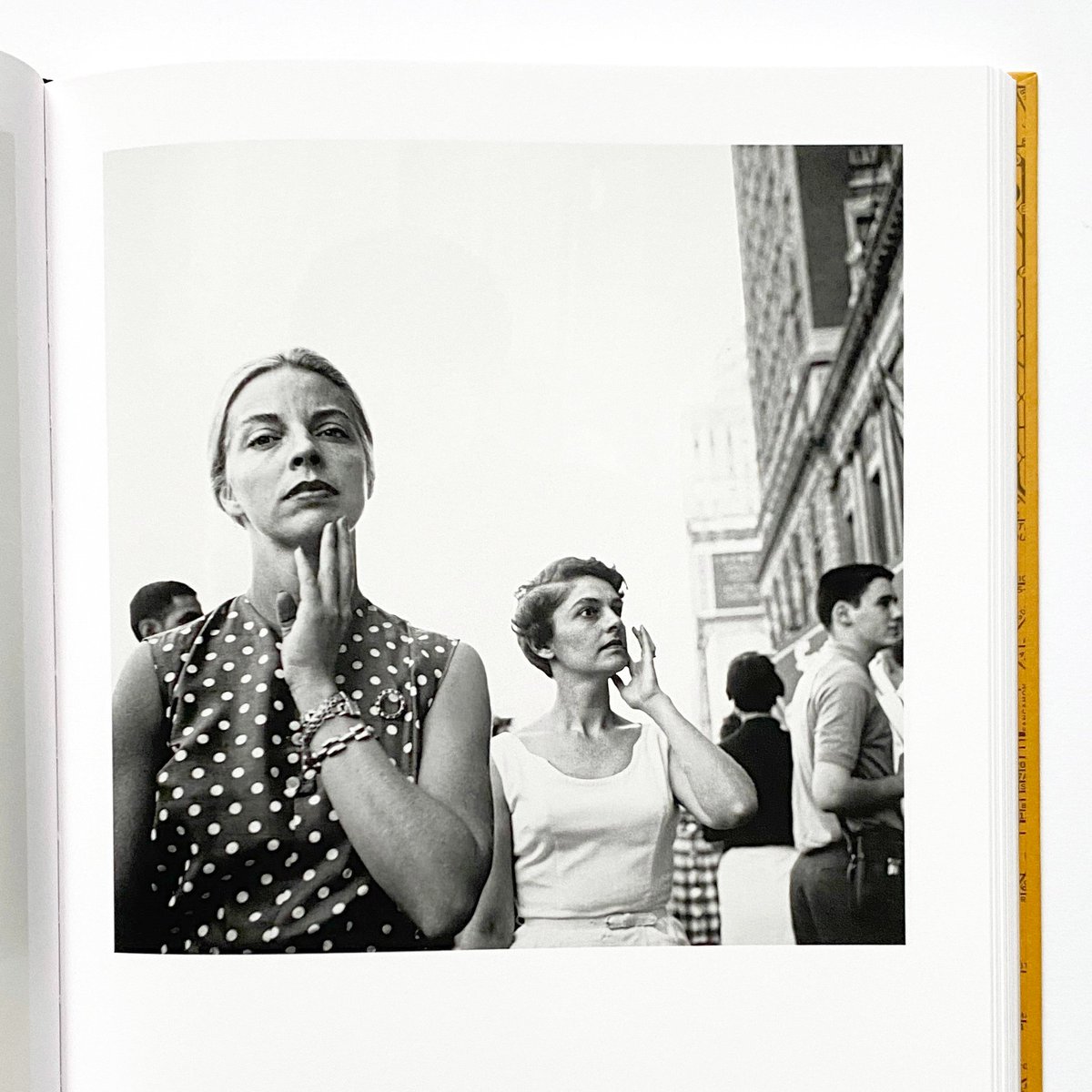 KBookoff's tweet photo. Mieszkańcy Chicago w obiektywie Vivian Maier 📷
Chicago, 1960 

Zdjęcie pochodzi z albumu: https://t.co/XRdmRcoVNR

#streetphotography #fotografia #vivianmaier #Chicago #blackandwhitephotography #portraitphotography https://t.co/vHcnjnQyRK