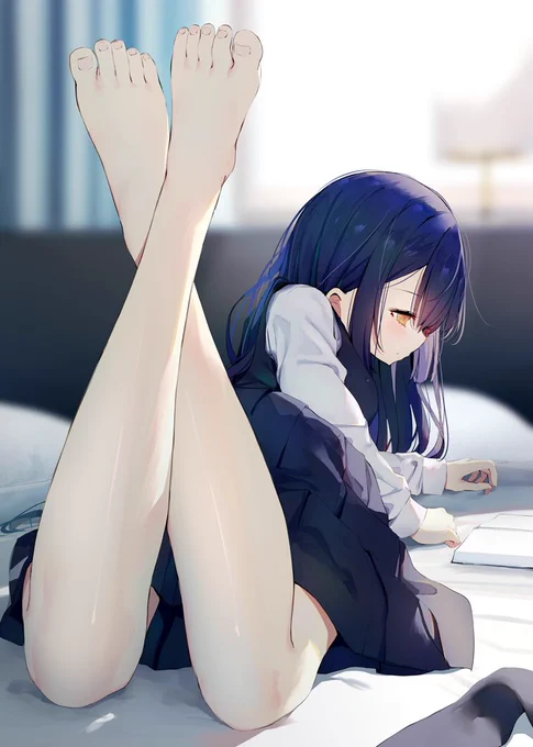 Pixivリクエスト頂きました!寝そべって読書してる女の子の足です。 