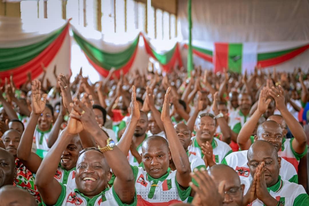 #Burundi Umukuru w'Igihugu, akaba n'Umukuru w'Inama Nkuru y'Inararibonye mu mugambwe <a href="/CnddFdd/">CNDD-FDD</a>, yitabiriye ikoraniro ry'uwo mugambwe ry'intara nshasha ya <a href="/Gitega/">Province Gitega</a>, aho bari baramutse batora indongozi z'iyo ntara ya #Gitega mu mugambwe CNDD-FDD.