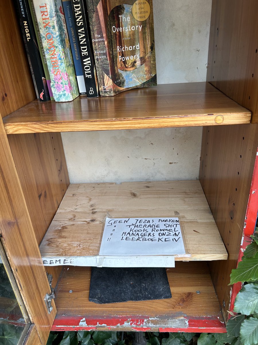 Straatboekenkast met kapsones