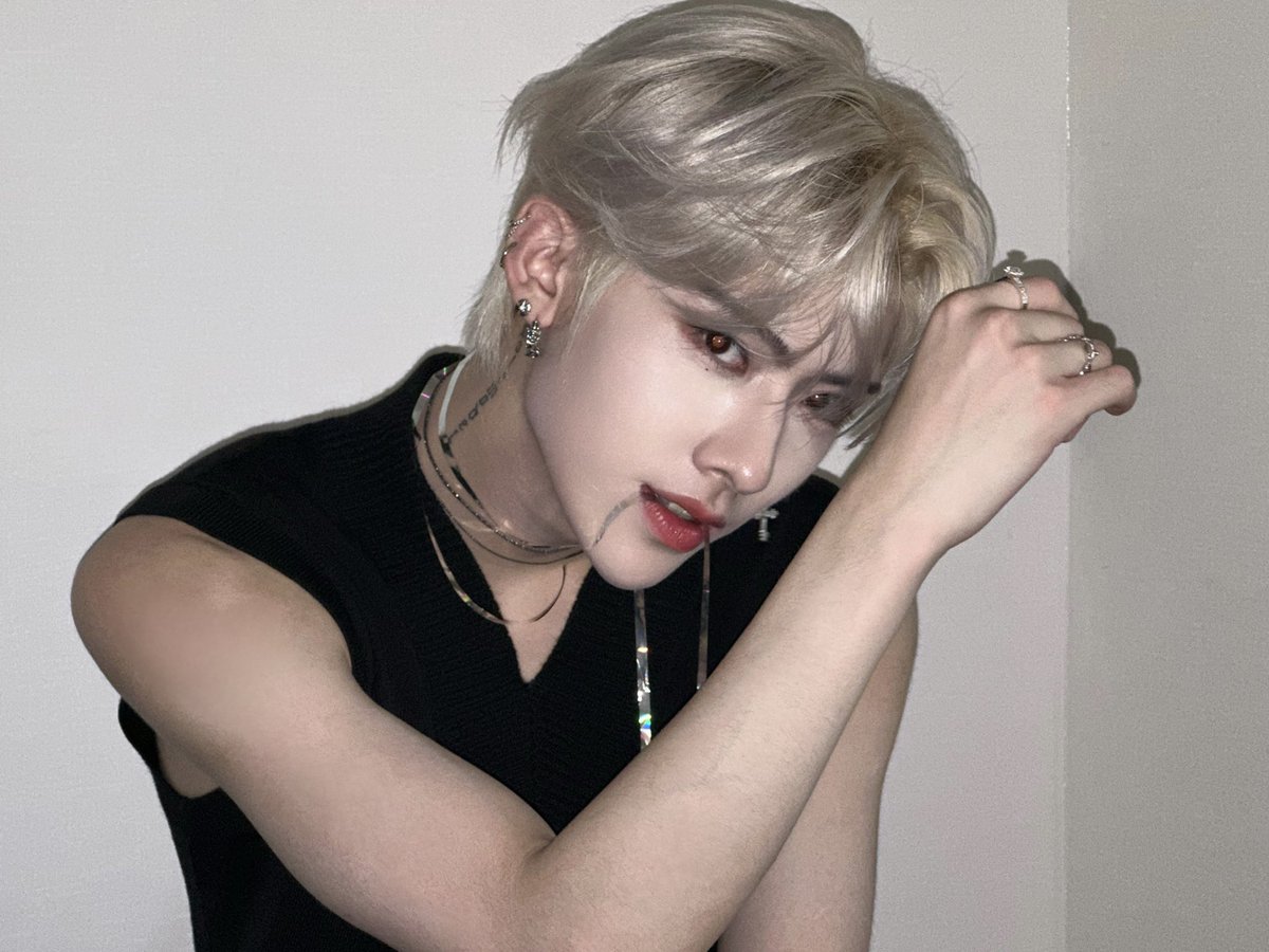 ZB1_official's tweet image. _💌

보고 싶다
이렇게 말하니까 더 
보고 싶다
너희 사진을 보고 있어도 
보고 싶다 
요즘에 날씨가 추워지고 있어 아우터 많이 입고 다니는 것 잊지 마라

#RICKY #리키
#ZEROBASEONE #ZB1 #제로베이스원