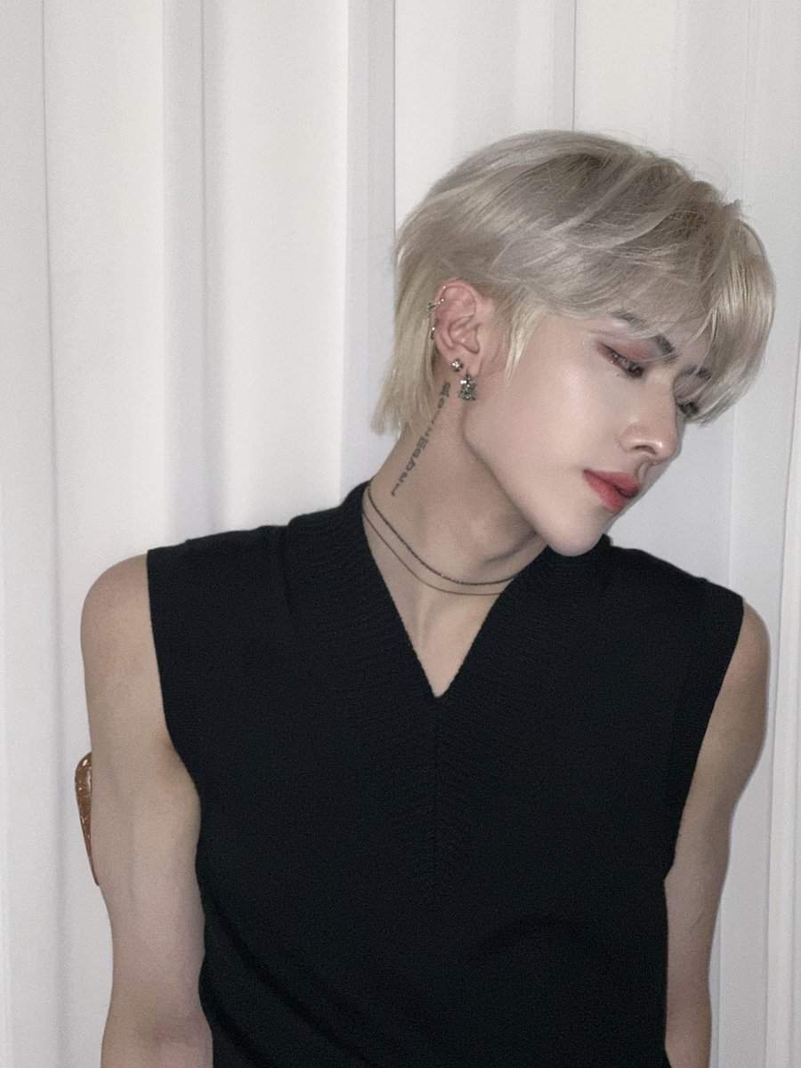 ZB1_official's tweet image. _💌

보고 싶다
이렇게 말하니까 더 
보고 싶다
너희 사진을 보고 있어도 
보고 싶다 
요즘에 날씨가 추워지고 있어 아우터 많이 입고 다니는 것 잊지 마라

#RICKY #리키
#ZEROBASEONE #ZB1 #제로베이스원