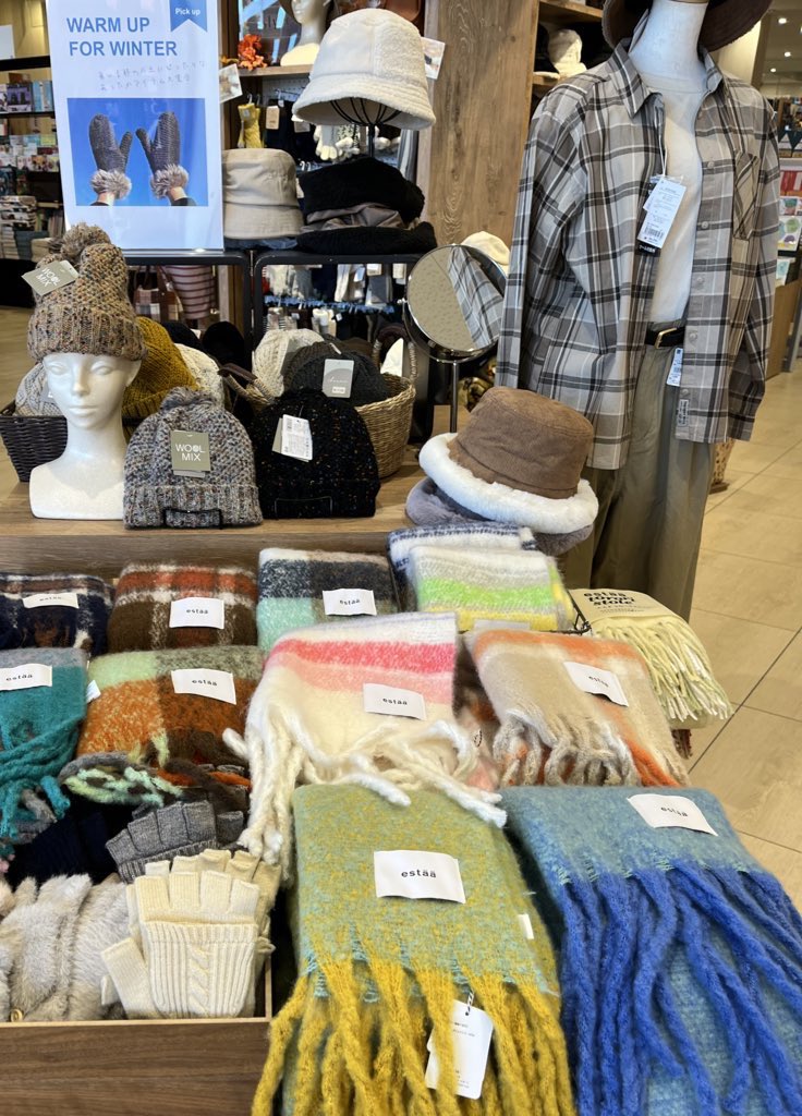 TSUTAYA1468's tweet photo. *:⭐︎雑貨入荷情報⭐︎:*
秋を通り越して冬が来たかのような肌寒さですね😳
TSUTAYA坂戸八幡店、秋冬物アパレル、雑貨🧣
店頭にて大きく展開中です♪
#TSUTAYA坂戸八幡店
#マフラー #estaa #ニット帽
#バケットハット #手袋
#ブランケット
ご来店お待ちしております😊✨ https://t.co/yJTcdfykQP