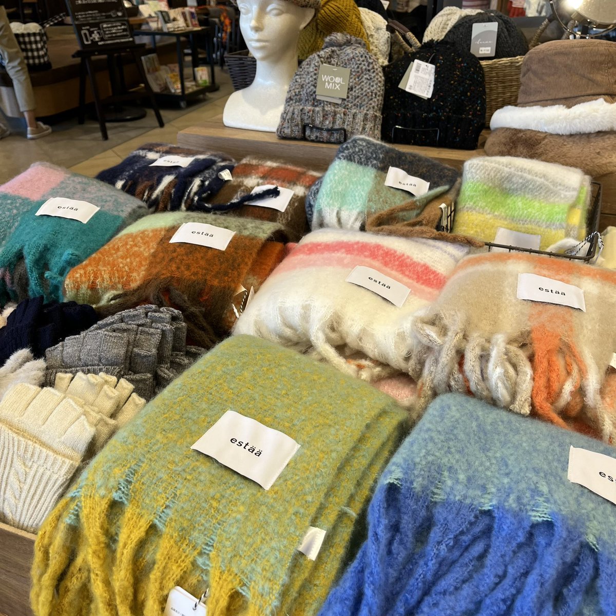 TSUTAYA1468's tweet photo. *:⭐︎雑貨入荷情報⭐︎:*
秋を通り越して冬が来たかのような肌寒さですね😳
TSUTAYA坂戸八幡店、秋冬物アパレル、雑貨🧣
店頭にて大きく展開中です♪
#TSUTAYA坂戸八幡店
#マフラー #estaa #ニット帽
#バケットハット #手袋
#ブランケット
ご来店お待ちしております😊✨ https://t.co/yJTcdfykQP